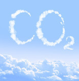 Emissionsfreier, blauer Himmel mit CO2-Zeichen aus Wolken